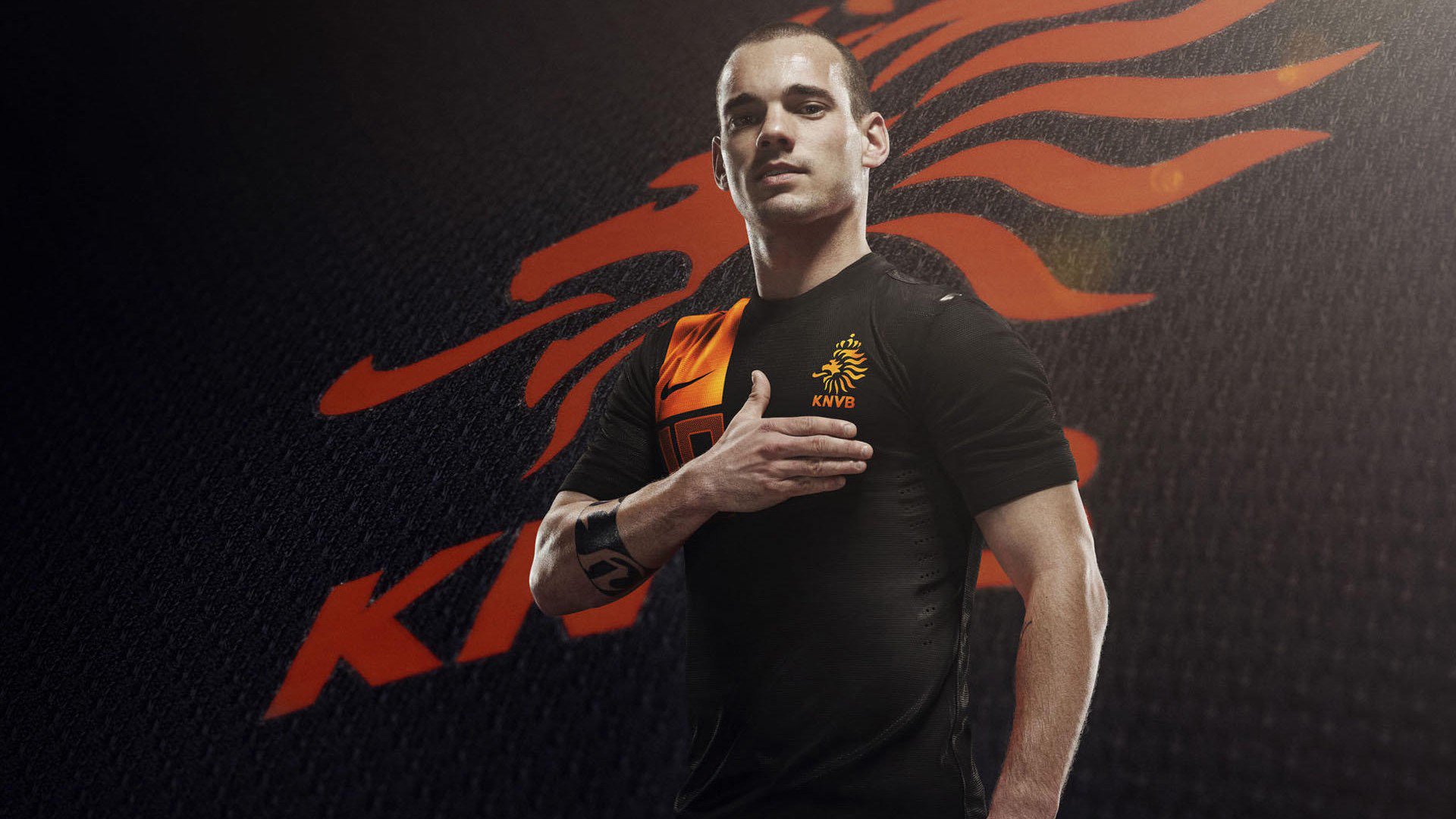 户外拓展“信任背摔”集体测试 增强团队默契